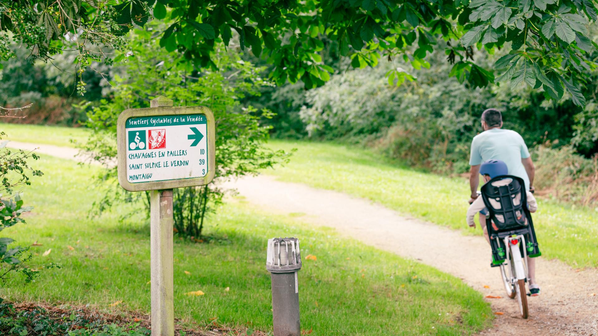 WANDERUNGEN UND RADTOUREN